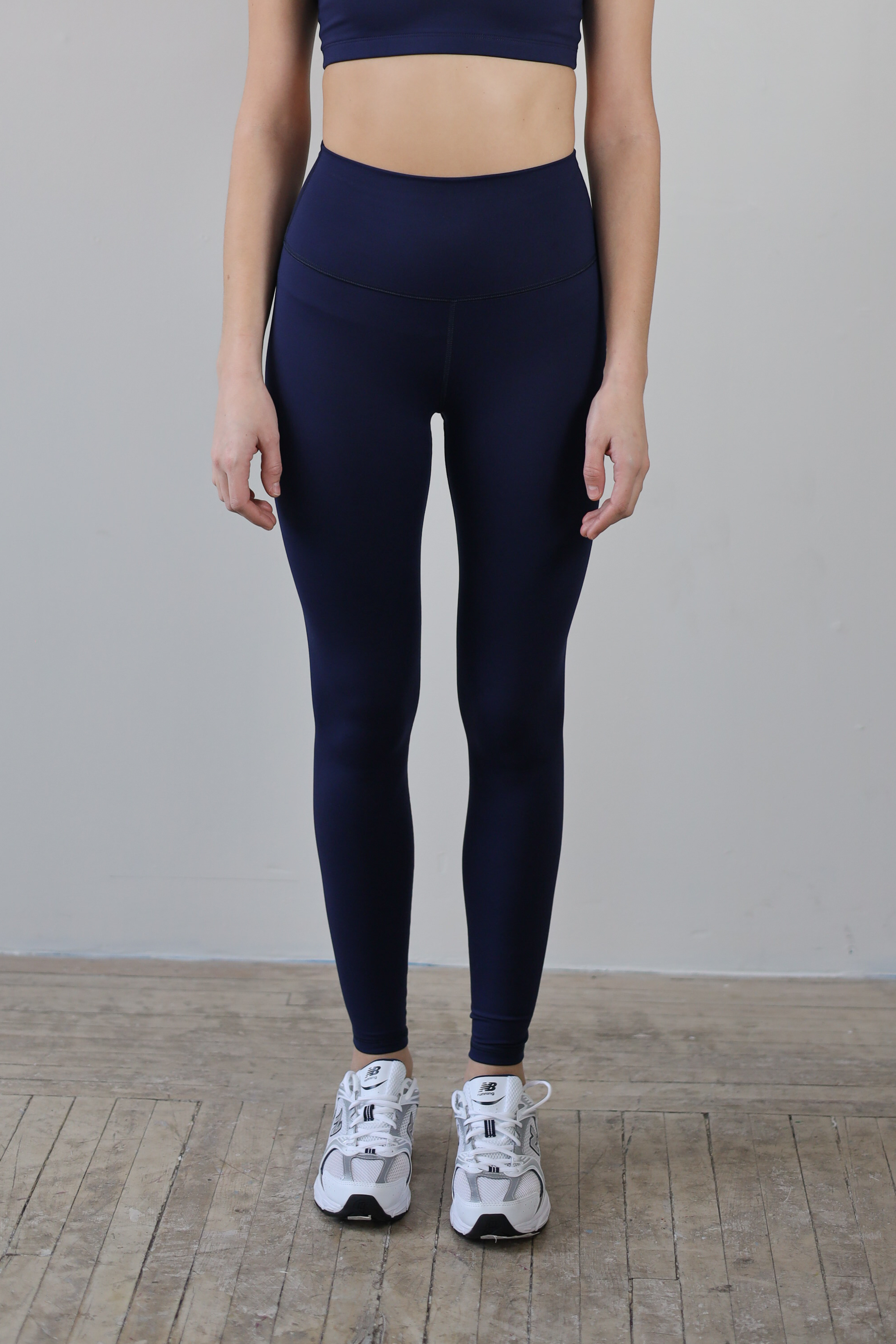 Premium navy high-waisted leggings for wholesale – buttery-soft, squat-proof, and moisture-wicking. Designed for brands to customize and private label. Ideal for athleisure and activewear collections with a sleek, performance-driven fit.